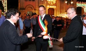 Nella foto l'accensione del falò dei "Luppinazzi" da parte del Parroco, Don Antonio Spizzica e del Vice prefetto Romano, componente della Commissione straordinaria del Comune di Taurianova, a sinistra il Diacono Cecè Alampi